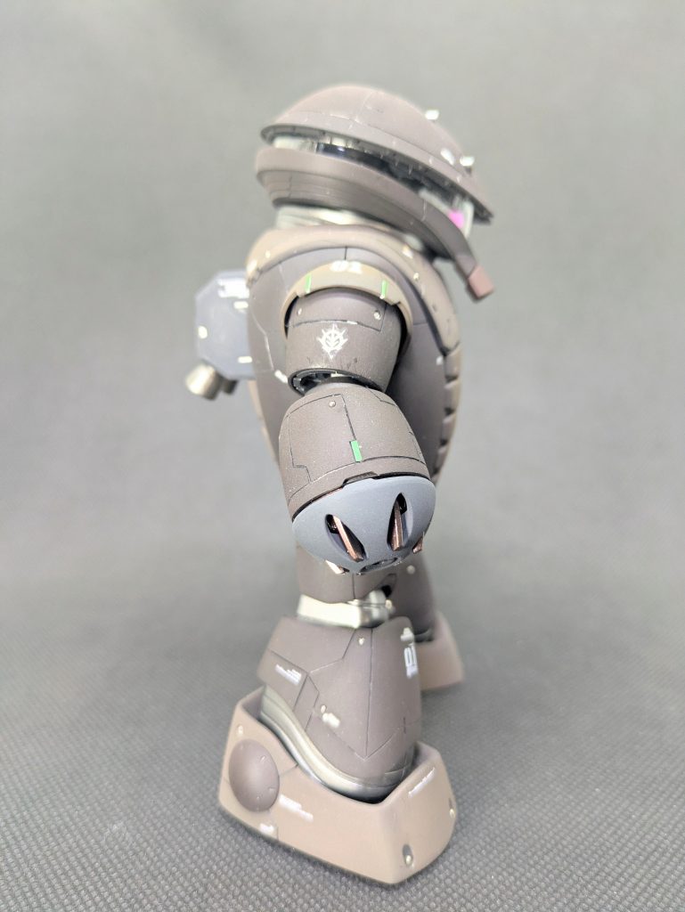 サイドショット右✨️腕部・脚部もスジボリ、メタルパーツの埋め込みなどを行なって全体のバランスを取りました👍️