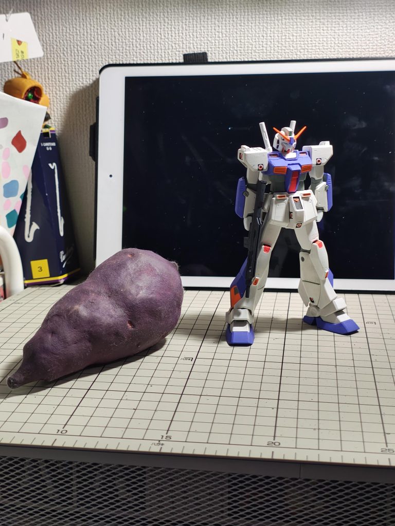 美術の授業で作った、さつまいもと一緒に笑笑一応どっちも同じアクリル絵の具です！