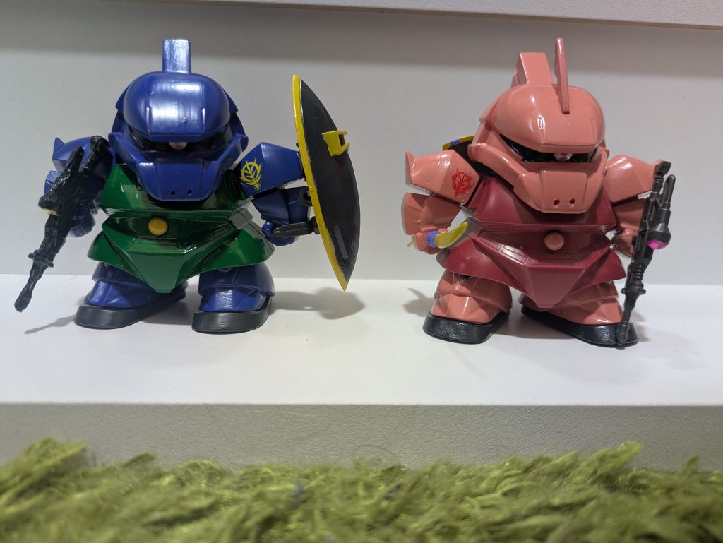 前回作ったゲルググと並べて。色が変わると雰囲気が違います。