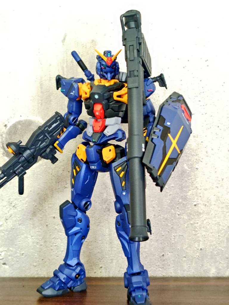 黒いガンダム（白いガンダム）–3枚目/制作者：@Kazon1221