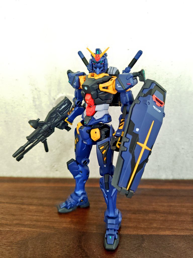 黒いガンダム（白いガンダム）–2枚目/制作者：@Kazon1221