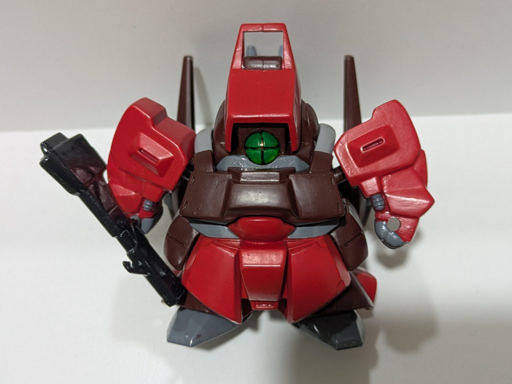 繋ぎ目消し、穴埋めを行いました。肩の動力パイプは、部屋にあった電話線を活用。色合いも良く、このままで。上手い人はプラ板で自作すると思いますが、私にそんな技術はありません。