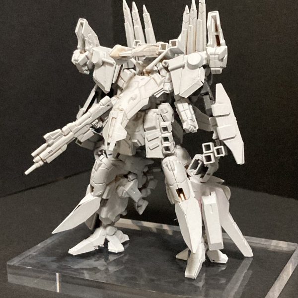 造形も終わりましたので、サフ吹きました。サフ萌え〜🤤。ファンネル型バーニア？やスタビみたいなのは両面固定なんで、位置決まってないけど、だいたい雰囲気出てる😙。なかの人のグリーンを爽やかなやつでいきたい。（2枚目）