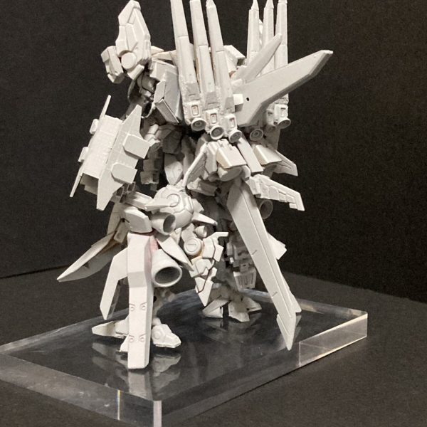 造形も終わりましたので、サフ吹きました。サフ萌え〜🤤。ファンネル型バーニア？やスタビみたいなのは両面固定なんで、位置決まってないけど、だいたい雰囲気出てる😙。なかの人のグリーンを爽やかなやつでいきたい。（4枚目）