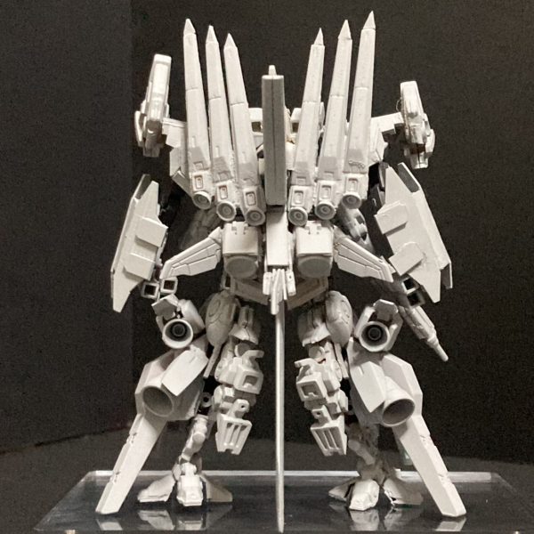 造形も終わりましたので、サフ吹きました。サフ萌え〜🤤。ファンネル型バーニア？やスタビみたいなのは両面固定なんで、位置決まってないけど、だいたい雰囲気出てる😙。なかの人のグリーンを爽やかなやつでいきたい。（3枚目）