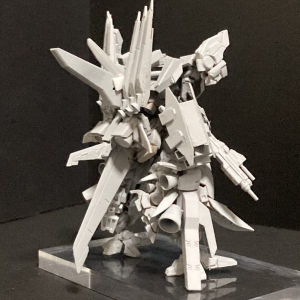 造形も終わりましたので、サフ吹きました。サフ萌え〜🤤。ファンネル型バーニア？やスタビみたいなのは両面固定なんで、位置決まってないけど、だいたい雰囲気出てる😙。なかの人のグリーンを爽やかなやつでいきたい。（5枚目）