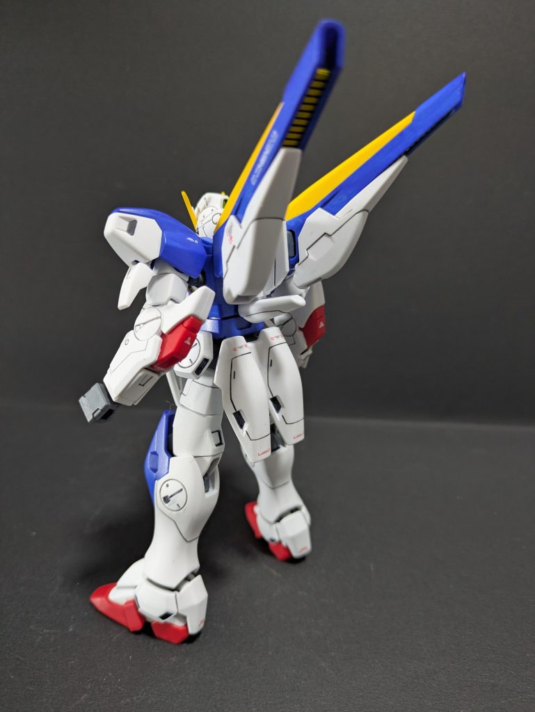 色分けは非常によくできているキットですが背中の「ミノフスキー・ドライブ・ユニット」の黄色は塗装が必要です