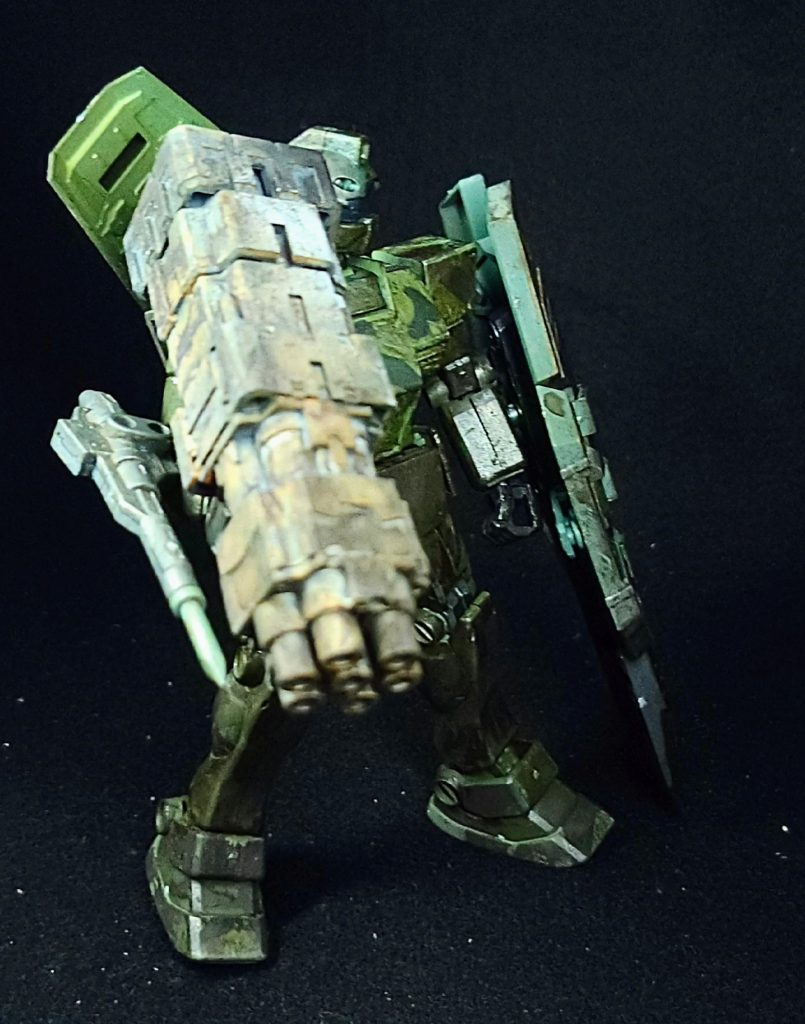 　　　　　製造型式番号 RGM-79汎用性に優れた本機を局地戦に特化した迷彩と大型の盾 重火器を装備させたジム&nbsp;右腕にはパイルバンカーを搭載しており一撃必殺の火力を有している&nbsp;