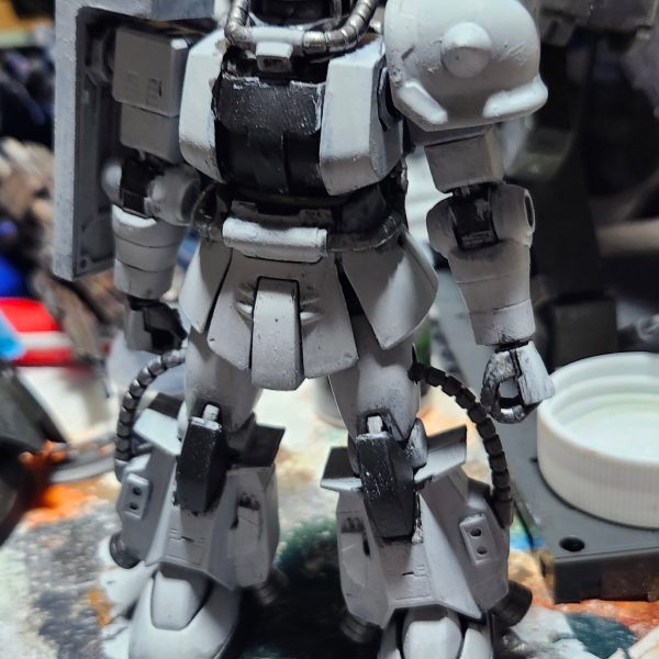 プライマーとサフを吹いて下地を作った後にグレーで最初の塗装そこからホワイトを重ねる（2枚目）