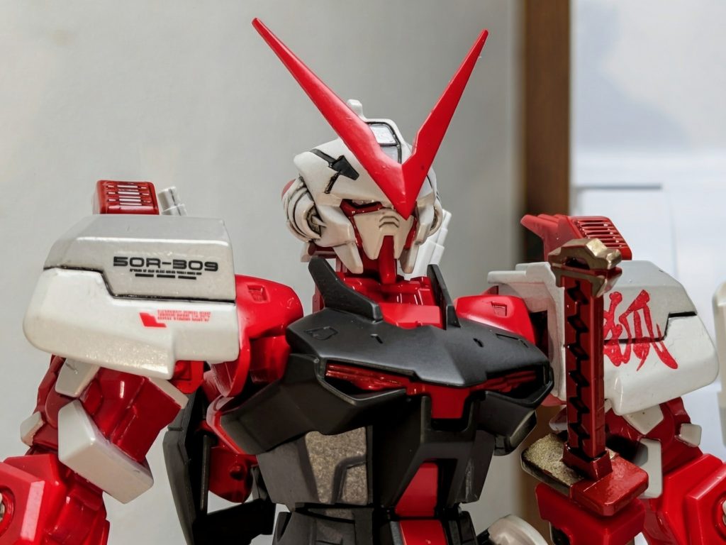 肩のアーマーが寂しく思えたのでチョイ改造。顔の合わせ目消しと共にV字ブレードの丸っこい角を尖らせてます。あと刀の先をプラ延長で尖らせたけど、完成後に鞘に収めようとしたところ、上下を逆さまに差し込み延長部分が折れてしまうハプニングがありました。