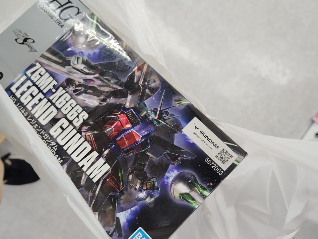 作品名：レ　ジ　ェ　ン　ド　ガ　ン　ダ　ム<p>東京のヤマダ電機に行ったらレジェンドが滅茶苦茶売ってたので速攻で買いました(gundam-kao2)フルアーマーZZガンダムは売ってませんでしたが…(gundam-kao9) 完成楽しみだなぁ〜(gundam-kao7)</p>
