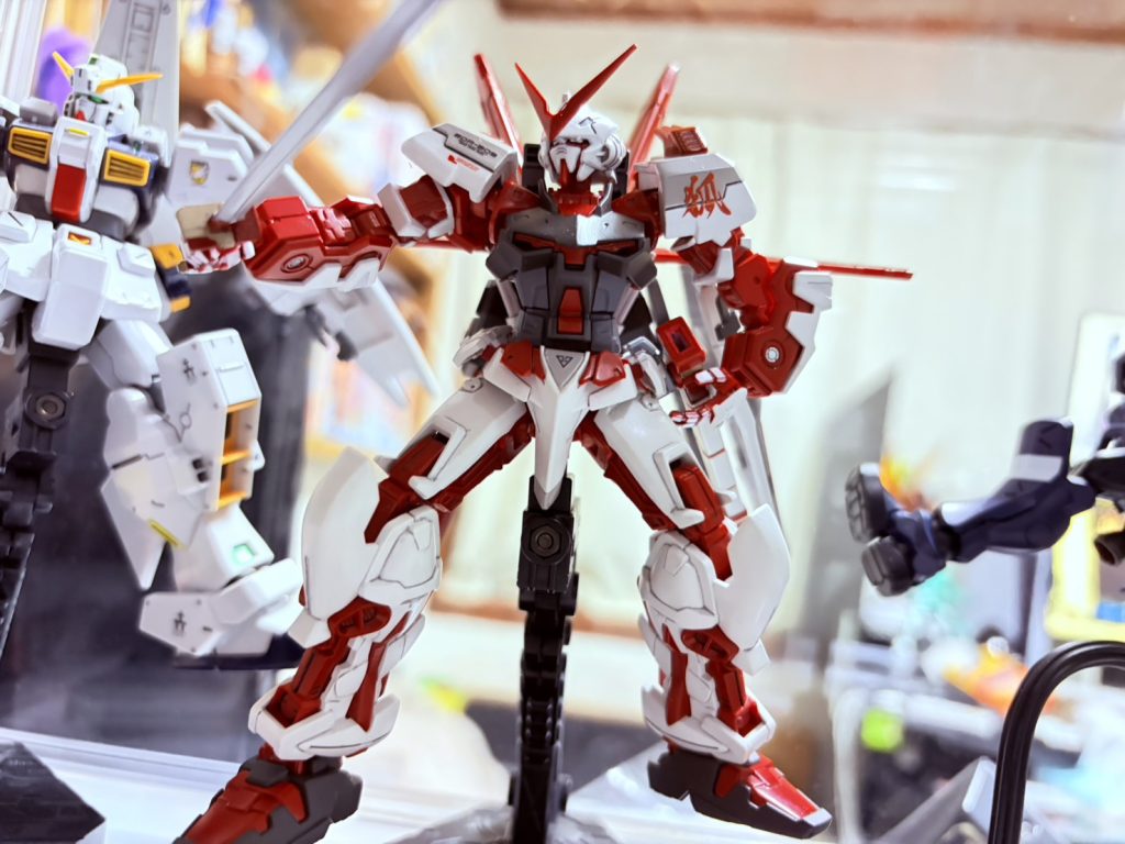 二の腕部分の塗り分け大変苦労し四苦八苦。水性塗料で下地塗った後に筆でアクリルで色分けしようと上手く出来ず、洗い落としマスキングして水性塗料で塗装。しかし組み立て時にアクリルがプラを侵食してたらしく割れると言うハプニングが(gundam-kao9)