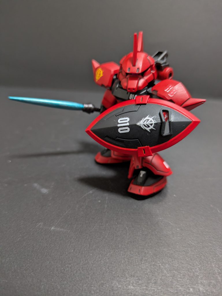 サーベル類はシャア専用ゲルググのときにゴールドで塗ったので今回は青にしました！