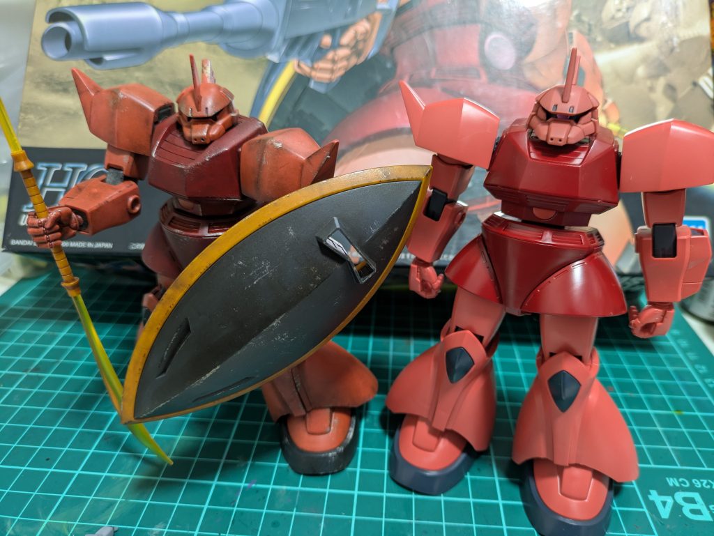 HGのゲルググとMJのゲルググ（右はMJ頭部を乗せてるだけです）頭部の大きさほぼ一緒😂w※接続軸は違います