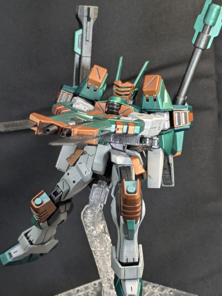 とは言っても、中古完成品を買ったので関節やら可動があんまりでどうしたものかと思いましたが、手元にあったライトニングバスターを見てミキシング。シードアクションシステムを残しつつ、肩軸の延長や胸部の加工など初めてのこともやってみました！旧の足って太めだったのでスタイリッシュにできて良かったです☺️