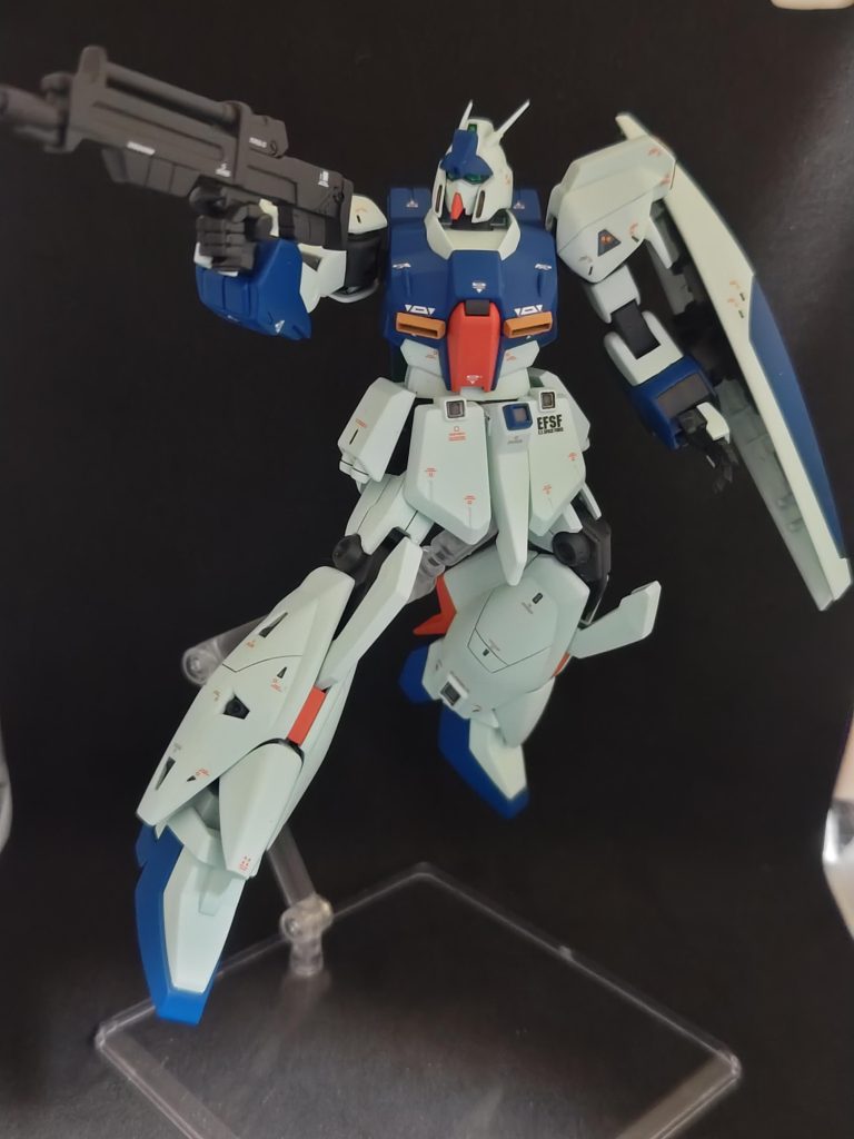 胸のダクトみたいな部分は墨入れしたら粉々に割れてしまい（泣）仕方なくコトブキヤのダクトパーツを加工して接着。墨入れはパーツバラバラの状態でやったほうが良いですね。