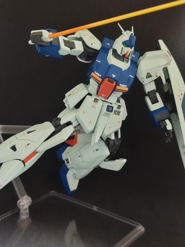 アンテナも折れたり、肩アーマーのパーツ割れたりと散々でしたがなんとか完成しました。