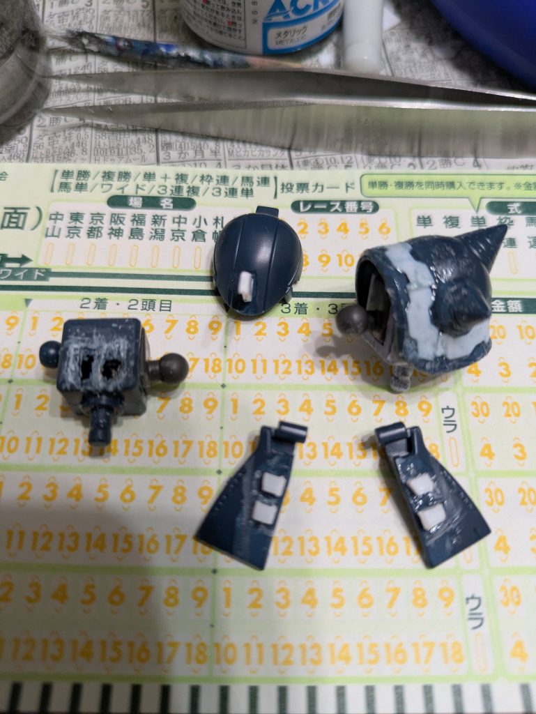 【06Rについて①】さて、ここからが本題です。06Rは大きく分けて3つのタイプがあります。①MS-06R-1：22機が生産された。②MS-06R-1A：黒い三連星、シン・マツナガが有名。56機が生産。③MS-06R-2：ジョニー・ライデンが有名。四機しか生産されていない。シン・マツナガ機は①と②に分類されます。③は別物なので今回は省略。①と②の前から見た違い。・右肩のインテーク（黄色）の有無→肩を削ってプラ板を埋め込み。・スパイクアーマーの補強→プラ板の張り合わせ。・シールドリブ（支え部分？）→プラ棒で補強。・腰部アーマー→プラ棒。・肘部の形状→①が凹で②が凸。シン・マツナガ機は①なのですが、オリジンだと元々凹になっているので、そのまま。アンテナはプラ板で制作。