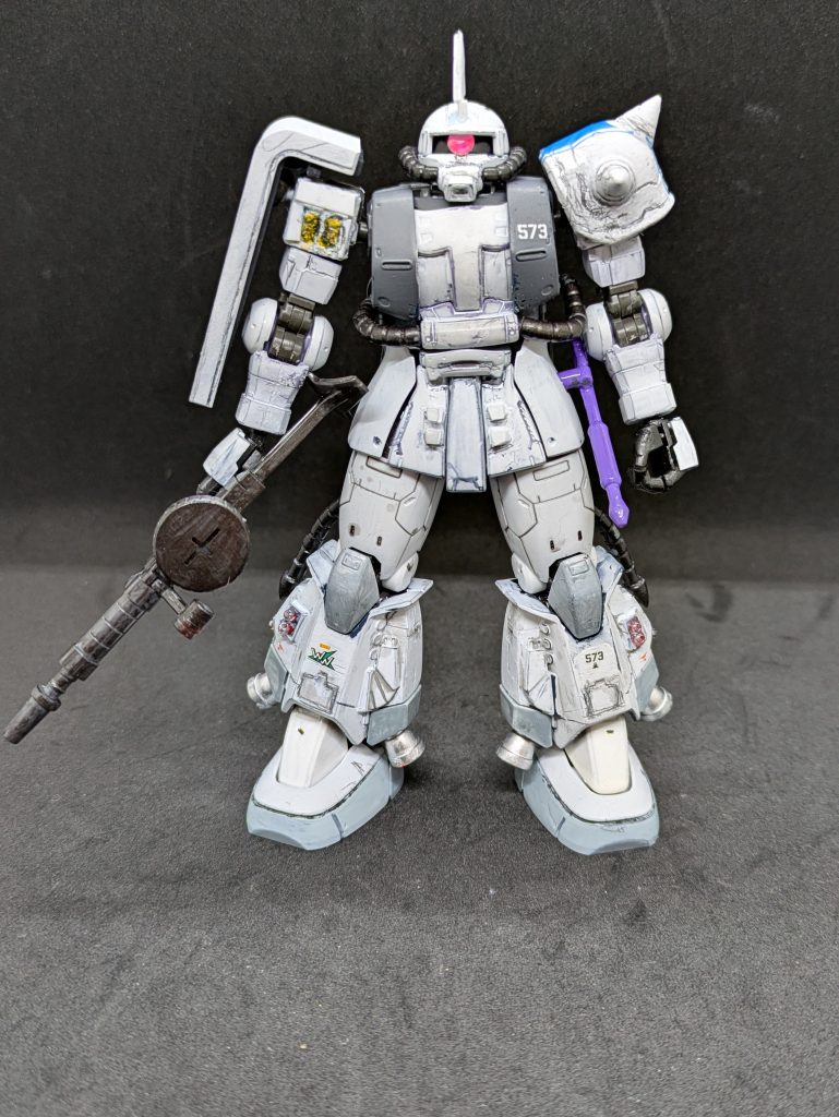 キットはオリジンの黒い三連星オルテガ機を塗り替えました。HGUCの再販を待っているのですが、全く入手できる気配がありません。そこで発売当時にオルテガ機に付属しているジャイアント・ヒートホークが欲しくて買ったのですが、武器だけ作って放置していた黒い三連星を白く塗っちゃおうと思い、制作しました。心が震える理由としては弱いですかね？詳しくはバトンを繋ぐを読んでください（宣伝w）。