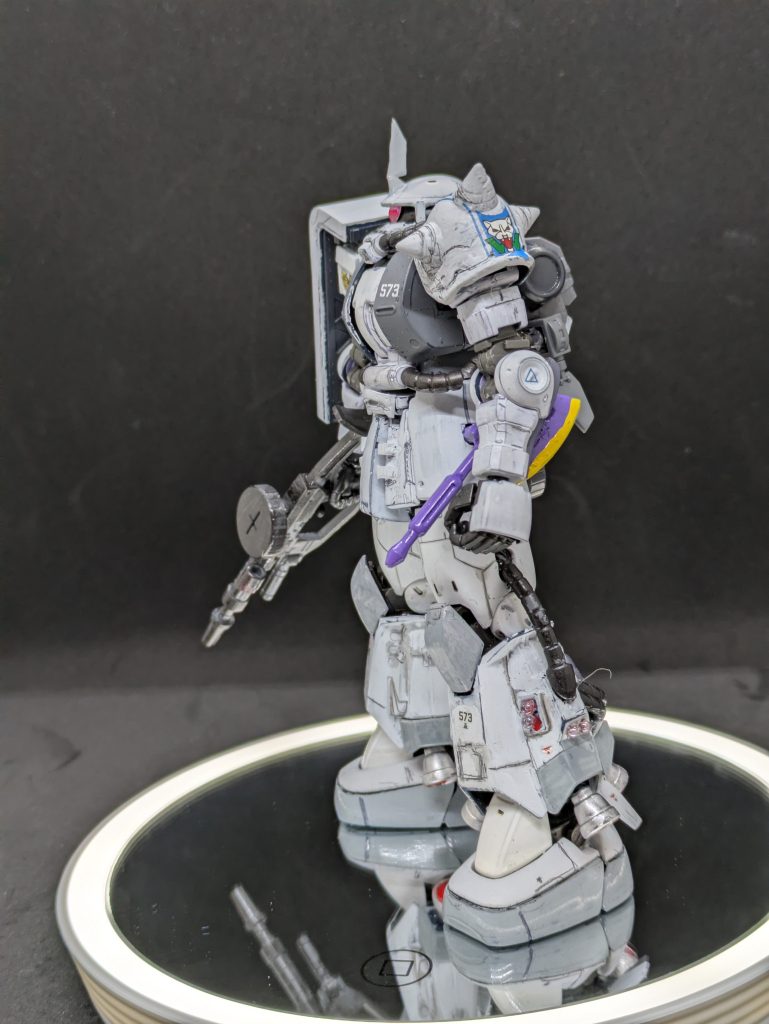 HGUCと比べるとオリジン機はかなりアレンジが加えられているので、あまりイジる箇所はないかなー、と思います。&nbsp;その分、汚しとチッピングをしてみましたが、汚くなっただけのような・・・。（何年か前にJAXAの方と話す機会があり）宇宙空間では汚れは発生しないみたいです（汚れるのは大気圏突入後のようです）が、そこは雰囲気重視で。今回は全部筆塗りです。花粉症で窓開けての塗装は厳しいてす…。手元にあった色んな水性塗料を使いました。