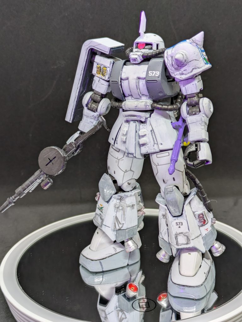 【シン・マツナガについて私見②】私はビグザムと一緒にゲルググも受領したが、戦況の悪化により、ドズルの命で妻のゼナと娘のミネバを脱出させる際の護衛につけたのではと愚考します。結果的にソロモンは陥ちますが、無事にミネバはアクシズに落ち延びることができます。ザビ家は一枚岩ではないので、アクシズでの権力争いが発生すると思いますが、ジオン公国でも名門のマツナガ家の家系であるシン・マツナガを無視することはできなかったのでは？と思います。アクシズではパイロットの育成に励みましたが、恐らく何かの病気で若くして亡くなり、ミネバの後見をシャアやハマーン様に託したのではないでしょうか。シン・マツナガは清廉潔白な人で多くの人々から信頼されており、彼のパーソナルカラーは『ザクIII』に引き継がれたのでは？緑のザクIIIがカスタム機のみで、一般機が白なのはこういうことでは？注：私はゲームや漫画までは手を伸ばしていないので、もしかしたら既出なのかもしれませんが、私の私見（妄想）です。