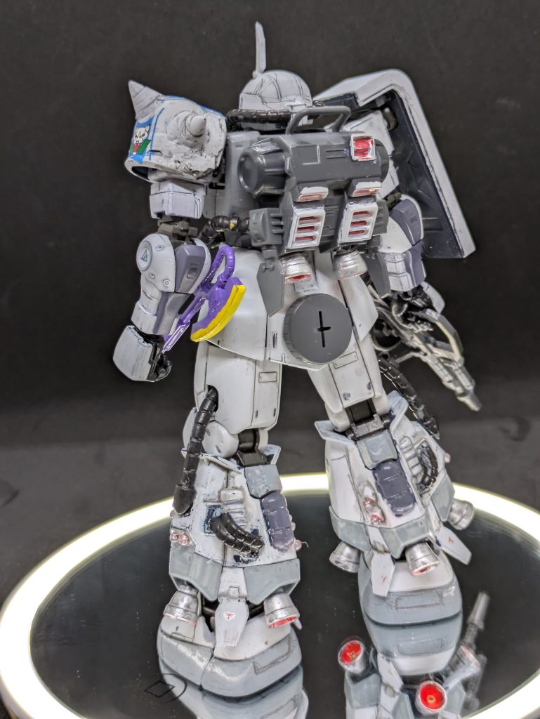 【06Rについて③】今回の私が作ったものは1A仕様ですが、脚部の小型プロペラントタンクに理由があります。この小型プロペラントタンク採用前はこの部分はカバー（？）がかかっていました。高性能であった06Rですが整備に難があったため、今までオールジオニック社製であったのが、推進部についてはツィマッド社の技術を使われています。この小型プロペラントタンクが配備されてからが1A型とされます。マツナガ機は06R~1から1A型へ換装されましたが、一部機体は外見をそのままにR−1A型になったようです。旧キットはこの内容なので、私はこれを採用しました。