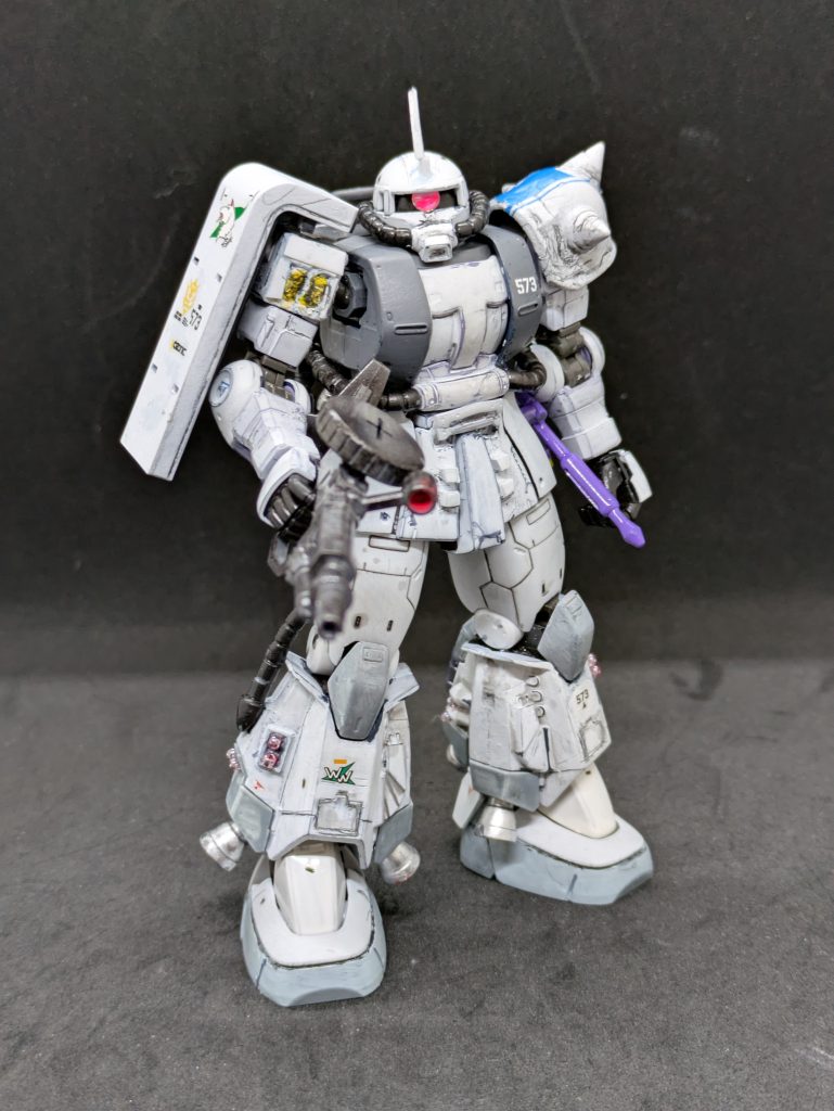 【シン・マツナガ機は2つあった！？】シン・マツナガ機には更に困った（？）設定があります。両肩がスパイクアーマーで足首の色が青というカスタム機体です。既に専用機を持っていて、カスタム機もあるという事は、入手困難と言われた06Rを二機も持っていたとは、さすが白狼です。この設定はプレバンのMG06Rで知ったのですが、バン○イがでっちあげたわけでありません。ストリームベースの小田雅弘氏とメカデザインの大河原邦夫氏により発表されていました。プレバンでカスタムタイプと初めて名前が出たようです。