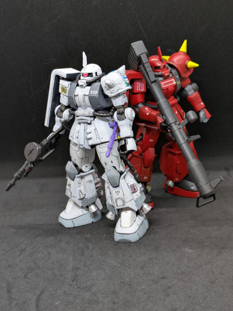 MSVを代表する「白狼」シン・マツナガ機と「真紅の稲妻」ジョニー・ライデン機を並べてみました。こういうことを言うと若いモデラーや最近始めたモデラーさんに怒られてしまいますが、「この『MSV』時代もガンプラを作っていた我々世代がいたから今のガンプラがある！なので、『パニおじ』って言わないで欲しいなー」と思います。まぁ、マナー悪い人も多いので何とも言えないですが、根底にあるのはメーカーとコア消費者のニーズに食い違いがあるっていうことですね。ジョニザクと白狼ザクを毎月再販しても、十分需要があると思うんですけどね。「偉い人にはそれがわからんのです！」と強く言いたい！！