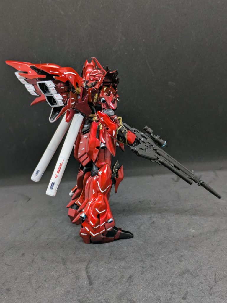 【でもね・・・②】このHGUCシナンジュは本当にカッコイイです。モビルスーツの模型としての完成度、作った時の満足度は屈指です。なので、私は二機目を作成してしまいました。可動箇所はデザインの関係で腕なんかは制限がありますが、普通に武器もたせて立たせるだけで本当にかっこいい。HGシナンジュ用のデカール（ちゃんと公式ですよ）をほぼ使い切りました。ラインがうるさくなり過ぎました。貼りすぎですね・・・。