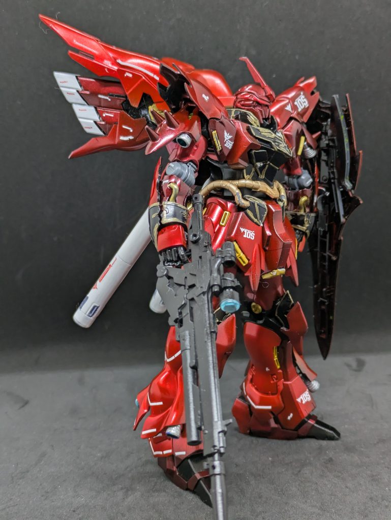 【塗装について】キットの出来に惚れ惚れしているので、特にイジった所はありません。となると塗装にこだわりたいところですが、結構ありきたりの仕上げになりました。久しぶりにエアブラシを使いました。花粉がキツイ。武器以外はクレオスのブラックGGXを下地に吹きました。・シルバー→クリアレッド（ガイア）・シルバー→メタリックレッド・ゴールド→クリアレッド（ガイア）・ゴールド→クリアレッド（クレオス）同じクリアレッドでもクレオスとガイアで違うのが面白いですね。ライフルはガンメタとシルバーを吹いた後、少しヤスリをかけてます。