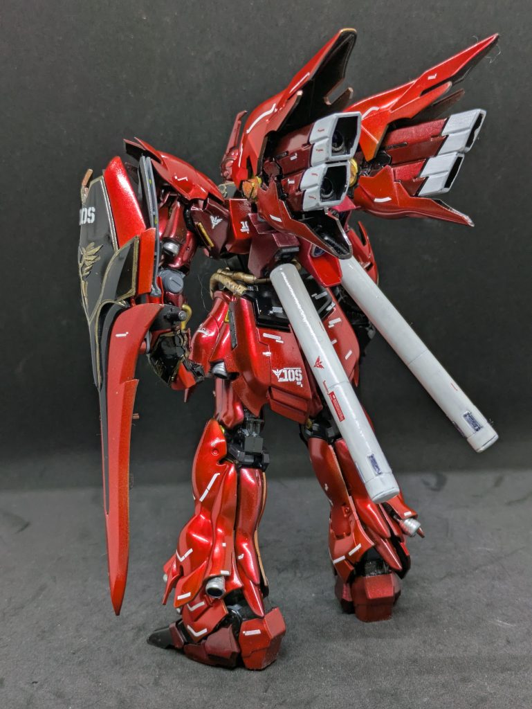 背部、脚部もシナンジュのセールスポイントだと思います。HGでもかなりのボリュームがあります。