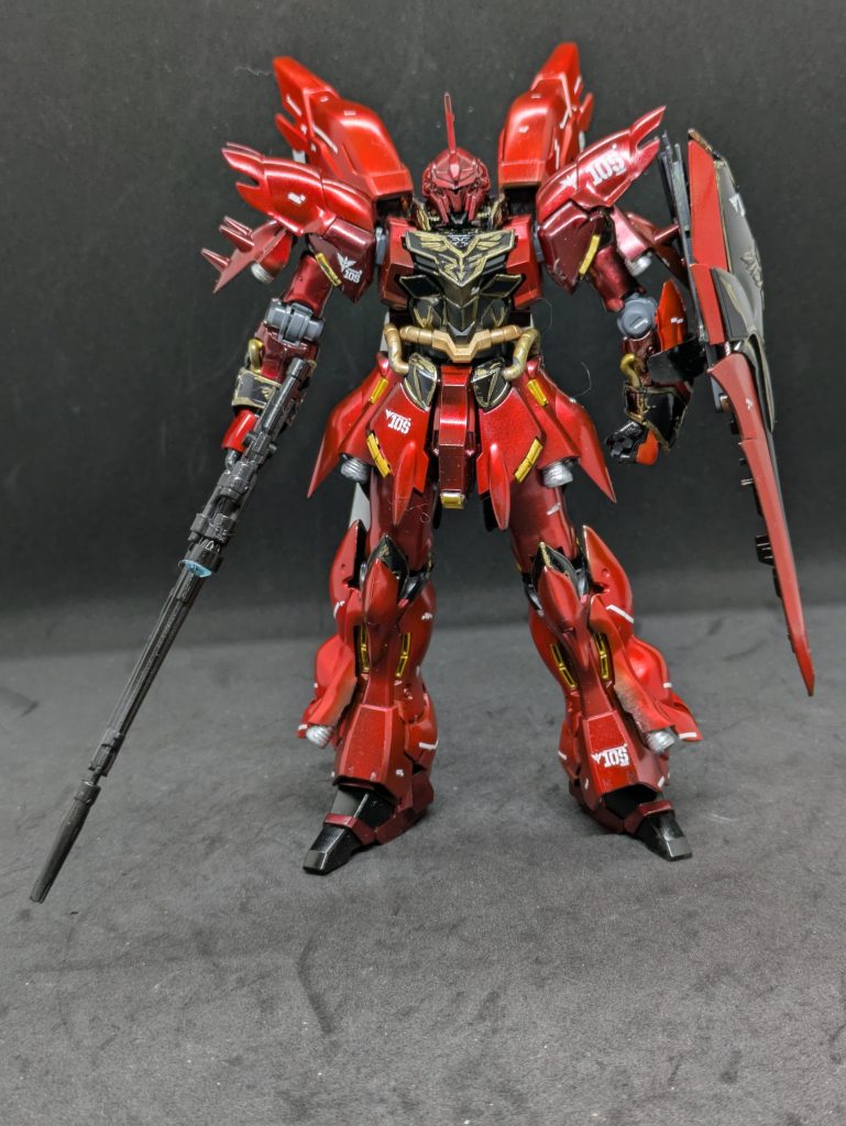 【まず最初に暴言を吐きます】シナンジュは機動戦士ガンダムユニコーン（以下ガンダムUC）に登場する、赤い彗星の再来と噂されるフル・フロンタルの乗機でネオ・ジオン残党軍のフラッグシップ機です。まぁ、正直登場MSはカッコいいんですよ、ガンダムUCという作品は！でもねー、ストーリーが全くダメなんですよ！ガンダムUCは！！&nbsp;