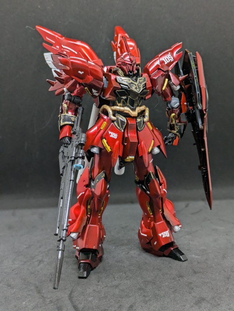 【いつの間にか正史になっている！？】逆襲のシャアから閃光のハサウェイの空白期間の話であるから、ポケ戦や0083みたいに宇宙世紀の外伝的ストーリー（いわゆるアムロとシャアが絡まないストーリー）だったら良かったのですが、ミネバやブライトという宇宙世紀ガンダムにおける重要人物を登場させ、変な髪型の器だけのシャア、挙句の果てに終盤のオカルトストーリー、なんなんですかね！？ニュータイプについては富野御大以外が語ってはいけない、と思うのですよ、私はー！文句はいっぱいあるけど、書ききれない。ガンダムUC大好きな方は多いかと思いますが、私は許せない作品です。一番嫌いなガンダム作品です（爆）ミネバを使った妄想ストーリーは私も中学生の時に考えていたのになー。©️サ○ライズがないから非公式ですけどね・・・。