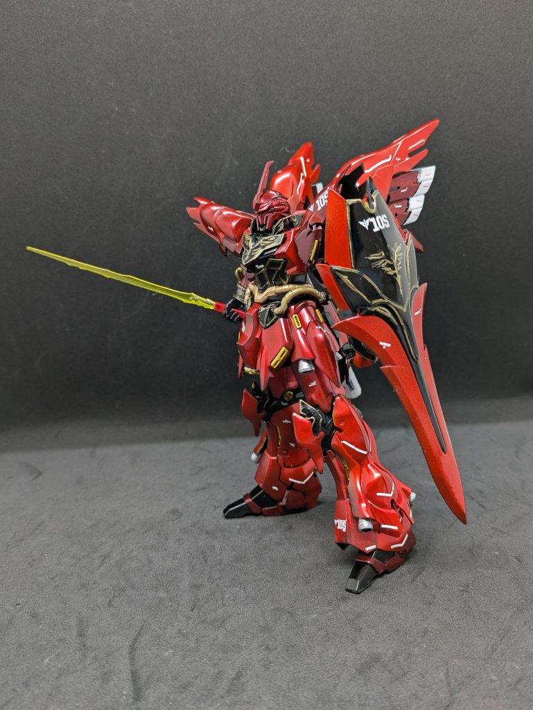 ビームサーベルを持たせてみました。