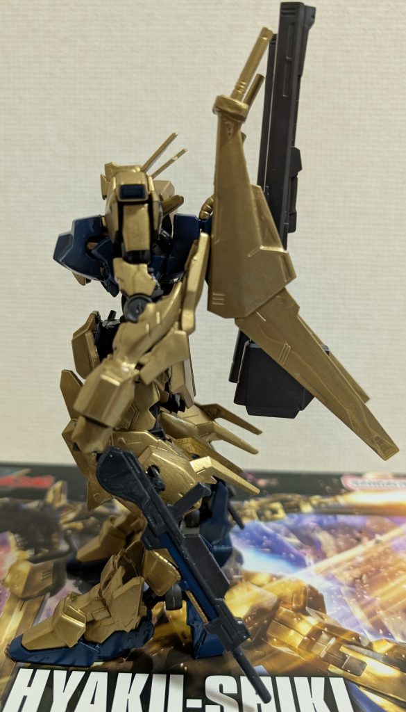 ライフルは廃プラでジョイントを付け、脹脛部分に穴を空けて懸架出来ます。