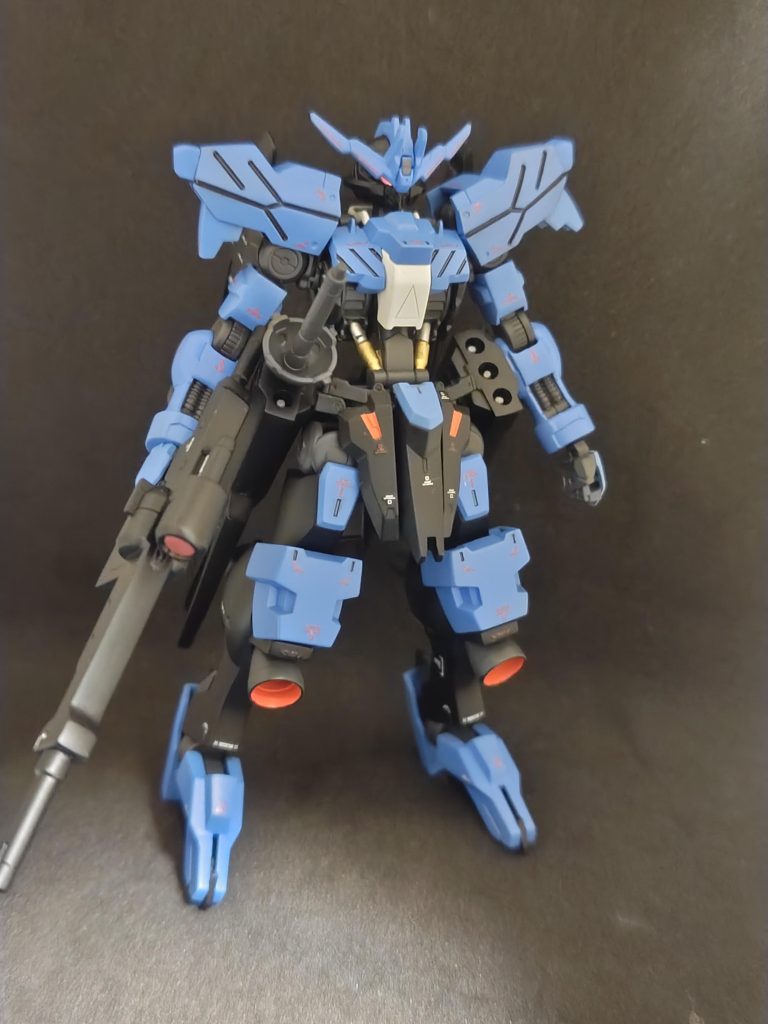 肩アーマーと腕の後ハメは簡単にできたんですが、足がかなり大変でした。足は無理にやんなくてもよかったかなぁと。