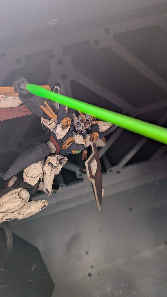 ビームサーベルはシールドから取り出す設定ですが、egではオミットされていますね。hgacではシールドがパカっと開きます。