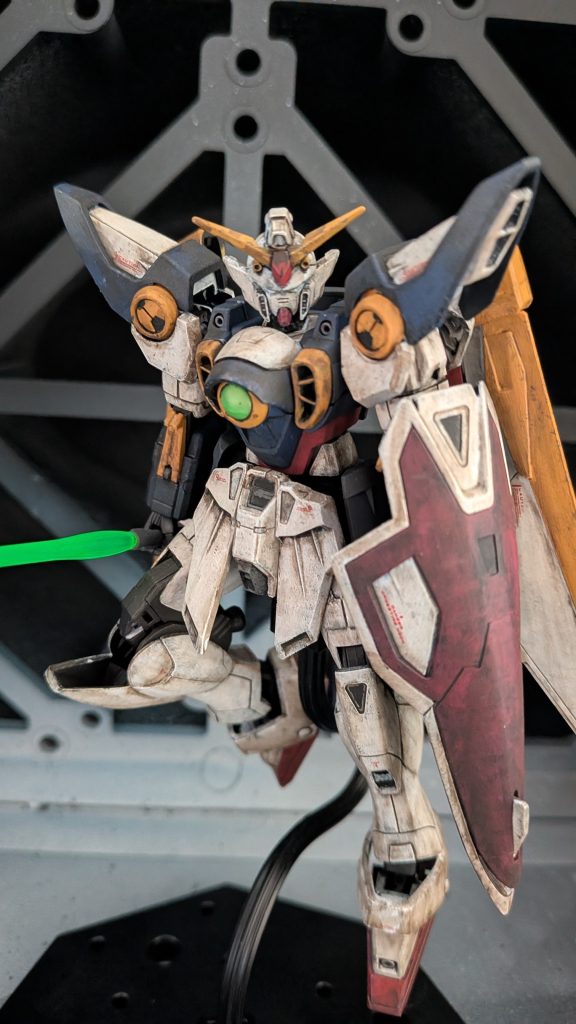 普通のガンダムよりも紺よりの青のおかげで、少し、渋い感じのカラーリングですよね！しかし、どこかヒーローっぽさを感じるデザインで、少年心をくすぐります。TV版のガンダム達は戦隊ヒーローっぽいと勝手に思っています。エピオンも追加戦士みたいですよね笑ウイングガンダムに登場するモビルスーツは当時はどの機体が人気だったんでしょう？僕が子供の頃は、おもちゃ売り場のmgやpgウイングガンダムゼロカスタムの箱絵を見て胸をときめかせていました。コメントよければお願いします🙏