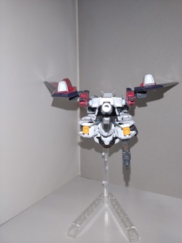 キャリバーンには手を加えていませんが、今回の目玉ともいうべきギガスランチャーは、イモータルジャスティスの主翼ブロックにメガライドランチャーのジョイントパーツ(J22)をねじ込み、メガライドランチャーのK8・K9の穴に取り付けたものです。ビームスマートガンはオリジン版高機動型ザクII付属の対艦ライフルを加工。