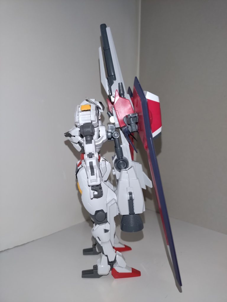 【MA形態】頭部と下半身を180°回転させ、ギガスランチャーのロックを解除し、肩アーマーと足首を畳むことで、MA形態になる。