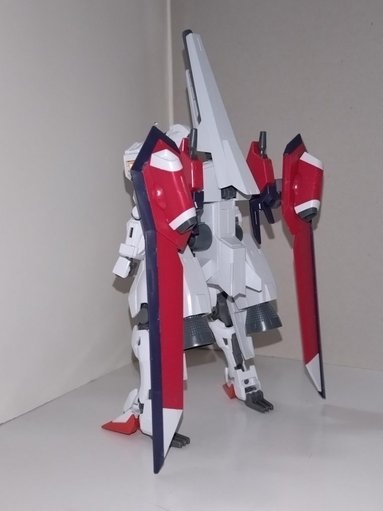 イモータルジャスティスの主翼を身につけたギガスランチャーを、固定装備にしているのが特徴で、クアドラスラスターにより、MS形態のままで大気圏内を飛行可能。さらに可変機構も残されている。