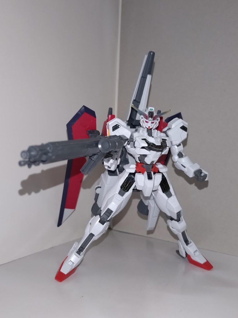 【武装】ビームスマートガンメイン武装。もともとのキャリバーンのロッドライフルが逆手持ちかつ、準固定武装ということを嫌った初華が、真っ先に選択した装備でもある。