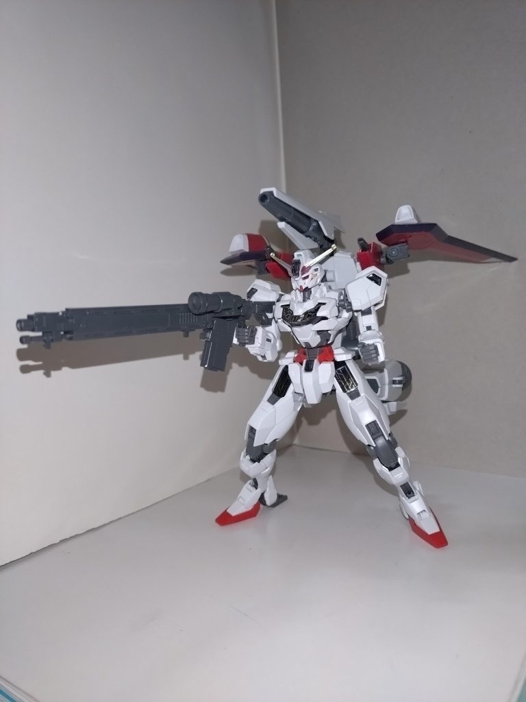 ギガスランチャー(背部)中央部の180mm無反動砲と、左右のビームガンとで構成され、水平射撃時には砲塔ブロックが上に伸びる。