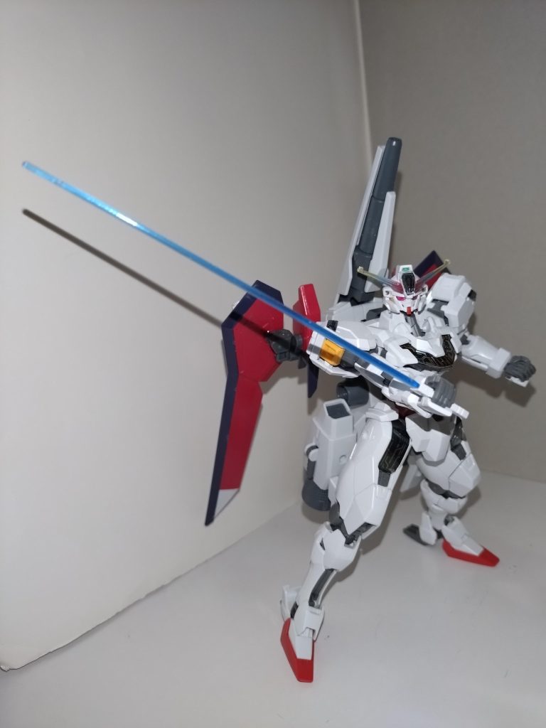 このほか、頭部にはバルカン砲、腹部にはフリージーヤードを持つ。初華「フリージーヤードからは、MA・艦船を足止めするときに使うフリーザーストームが出る」