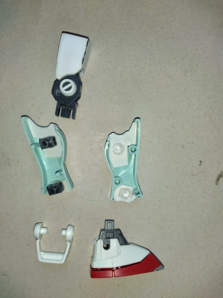 脚部の改造説明です。太ももはガンダム製作と同じく前面にプラ板を貼り付け後方のラインに合わせ更にバンダイエッジにプラ板を貼り付けほぼ直角にし面積を広げて太く見える様にしてます。脛は素ジムのパーツの膝のマルイチモールドを削り落としリバイブガンダムの関節を入れた時にスカスカにならない様に1ミリプラ板を貼り付け調節してます。その時に5ミリプラパイプでフレーム固定用のポリキャップ装着出来る様に加工してます。足首はアンクルガードを後ハメ出来る様に片側だけ切欠き加工してます。爪先は肉抜きを埋めるついでに足の裏がストレートになる様にしてます。