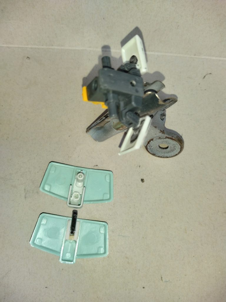 腰の改造説明です。フロントスカートとリアスカートはHGUCの素ジムのパーツを腰のフレームに合わせすり合わせるだけで接続出来ます。サイドスカートはガンダムのパーツを設定に合わせて板状にしてます。あとフロントスカートとリアスカートと縦のラインを合わせる為に上下幅を調節してます。