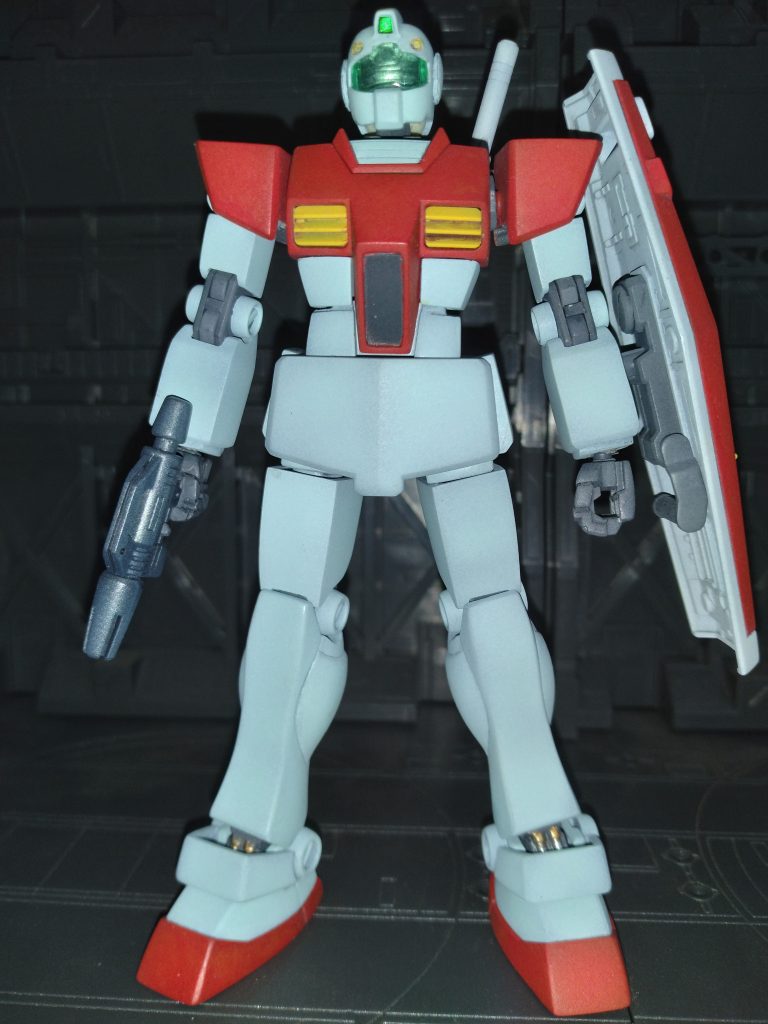 まず通常装備の正面です。胸はコクピットハッチは真ん中の段差を削って0,5ミリプラ板を貼付け易く加工してます。襟と襟元はガンダムとカラーパターンが違うので切り離してマスキングしなくていい様にしてます。&nbsp;