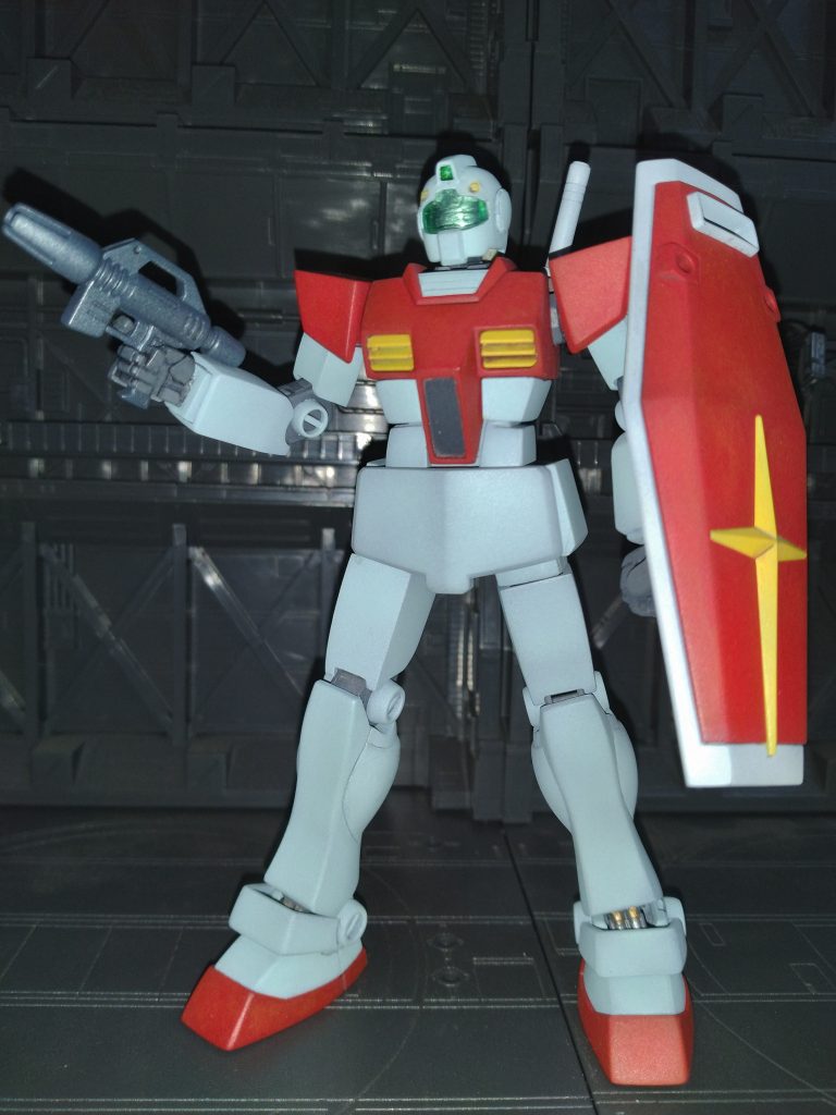 1／100旧キットのボックスアート風のポージングをさせました。因みにセンサー部分は水性ホビーカラーアクリジョンは上塗りしても下地を侵さない特性を活かしシルバーで塗装し同じくアクリジョンのクリアグリーンで塗装してます。ゴーグルもファントムグレーを下地にシルバーを塗装し発色も良くて良い具合に光を反射しクリアグリーンが目立って我ながら良い仕上がりだと思います。&nbsp;