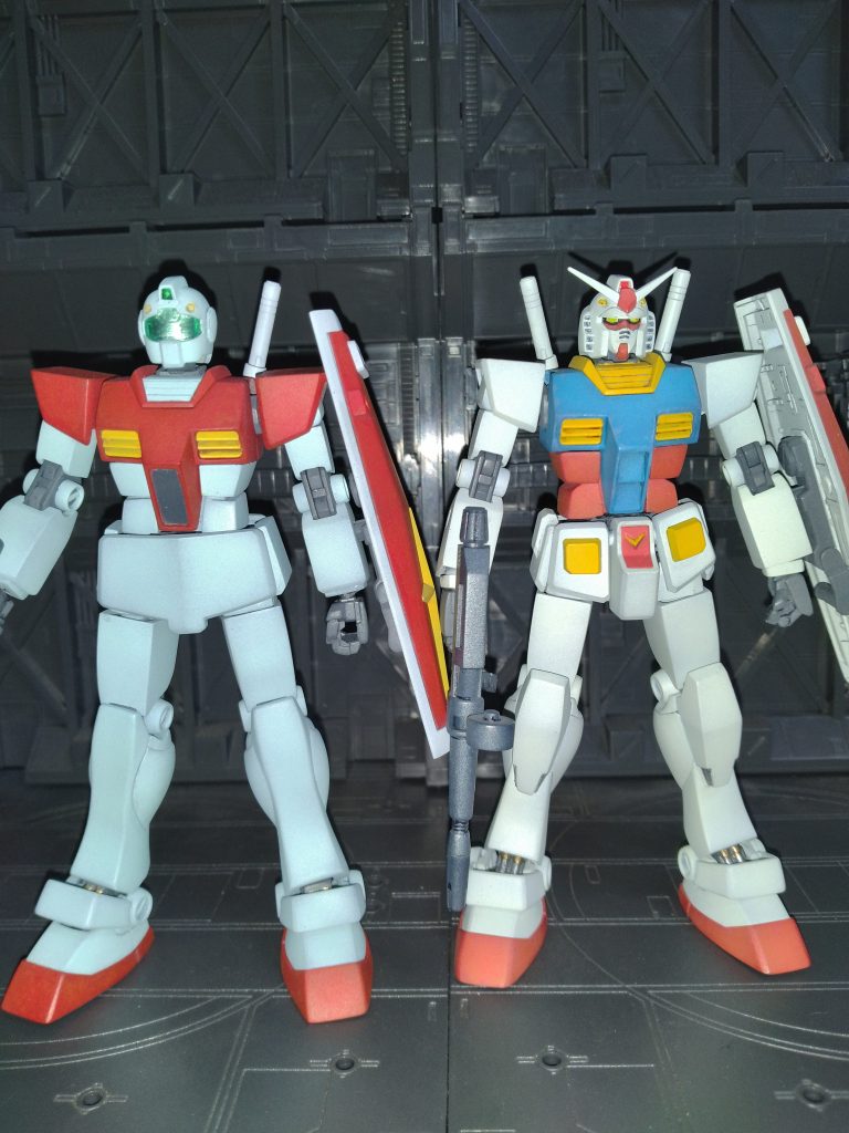 ベースになったリバイブ版のガンダムとのツーショットです。プロポーション的には肩幅を増してない以外は同じ改造してます。因みに腕に接続するポリキャップはガイアのマルチプライマーを塗ってからソフト99のプラサフを吹いてから塗装しましたが塗料は剥がれずに定着してます。あとガンダムの脛は細過ぎると感じたので1ミリ幅増ししてますがジムはHGUCの脛パーツを使用でもボリューム的には同じ位ですね。