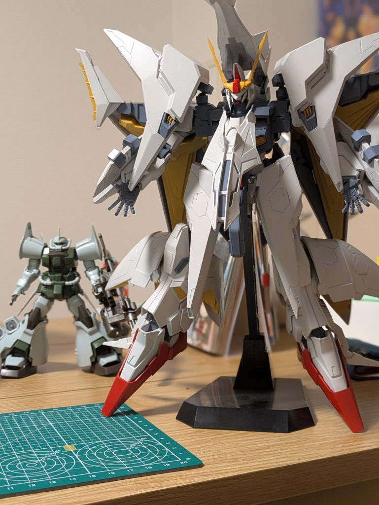 奥にグフがいるとはいえ、でかいですね。置き場所がないです。